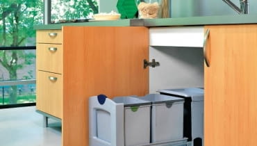 <B>Segregowanie odpadków to nie chwilowa moda, lecz konieczność wynikająca z rozwoju cywilizacji. Łatwiej będzie nam to robić, gdy zamontujemy w szafce odpowiedni sortownik. Kupimy go w sklepie lub w studiu kuchennym, gdzie można też zlecić montaż.</B> <BR > SORTOWNIKI. Built-in, do szafki o szer. minimum 40 cm, mocowany do dna. W zestawie 2 pojemniki po 18 l; prowadnice teleskopowe z pełnym wysuwem, 579,99, Brabantia Picture 028