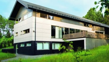 Klasyczne podziały elewacji na podstawę, ścianę i zwieńczenie zderzono z modernistyczną, horyzontalną stylistyką