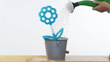 10.06.2003 CZTERY KATY , NAWADNIANIE ROSLIN DONICZKOWYCH FOT. KRZYSZTOF DUKLAS / AGENCJA GAZETA STYL. MONIKA LUCZKO I ALDONA ZAKRZEWSKA PUBLIKACJA CZTERY KATY NR 8 (143) - 8.2003