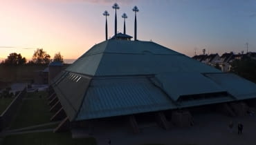 Kadr z filmu "Niemczyk – ostatni buntownik architektury" - kościół pw. Ducha Świętego w Tychach Kadr z filmu "Niemczyk – ostatni buntownik architektury" - kościół pw. Ducha Świętego w Tychach