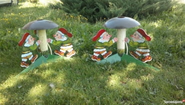 Kolorowy stojak pod choinkę. Wykonany z metalu, malowanie ręcznie zapewnia oryginalności i niepowtarzalność każdego ze stojaków. Posiada zbiorniczek na wodę. Może służyć jako lampka lub ozdoba w ogrodzie. Sprzedajemy.pl, 290 zł