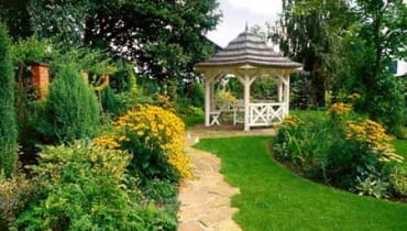 Rabaty z kwiatami, altana. Nic z tego nie mogłoby powstać, gdyby nie została dokupiona sąsiednia działka. Rabaty z kwiatami, altana. Nic z tego nie mogłoby powstać, gdyby nie została dokupiona sąsiednia działka.