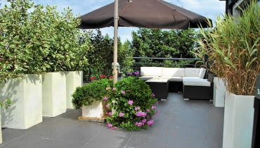 Widok po zmianach. Jasne miękki poduchy, ogromny parasol... Ten taras to idealne miejsce do relaksu zarówno w słoneczną, jak i deszczową pogodę. Widok po zmianach. Jasne miękki poduchy, ogromny parasol... Ten taras to idealne miejsce do relaksu zarówno w słoneczną, jak i deszczową pogodę.