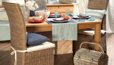 Dekoracje. Z wakacji nad morzem oprócz miłych wspomnień i opalenizny przywieziemy również garść inspiracji związanych z mieszkaniem. Tam szczególnie łatwo je znaleźć. Można wręcz powiedzieć, że wzorce zestawień kolorystycznych oraz pomysły na ozdoby leżą na... piasku. 02.06.2009 WARSZAWA