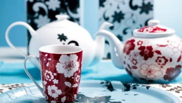 Nieskomplikowane, płaskie, troszkę naiwne. Kwiaty widziane oczami dziecka zawładnęły wyobraźnią projektantów. Są wszechobecne. 26.01.2007 CZTERY KATY WNETRZA KOLOR STYLIZACJA JOANNA PLACHECKA FOT. MICHAL MUTOR / AGENCJA GAZETA ASYSTENT KUBA MOUNT KąTY WNęTRZA aranżacja dekoracje meble naczynia