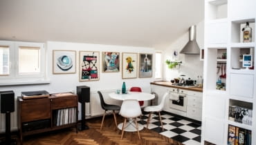 Kawalerka Łukasza ma 30 m kw. Znajduje się w budynku z 1961 roku na warszawskim Grochowie. Metamorfoza kawalerki 30 m2, proj. Zupart.com