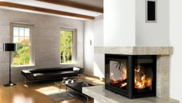 Powietrze ogrzane przez wkład kominkowy może być rozprowadzane po domu na dwa sposoby: grawitacyjny lub wymuszony modern living room interior with fireplace (3D rendering)