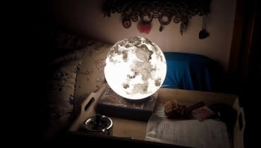 Lampy Pulsar Moonlight Kosmiczne planety podbijają internet. Możesz mieć księżyc w pełni każdej nocy