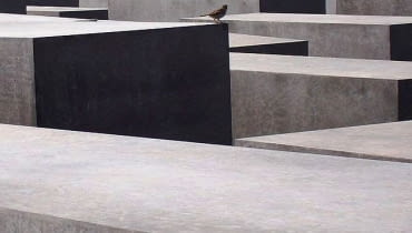 Pomnik Pomordowanych Żydów w Europie znajduje się pomiędzy Bramą Brandenburską, a Placem Poczdamskim w samym centrum Berlina. Składa się z 2711 betonowych bloków. Projekt monumentu: Peter Eisenman niemcy, pomnik, hiszpania, beton, chorwacja, francja, europa, polska