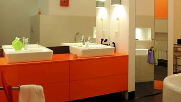 W niszy zmieściła się szeroka szafka z płyty lakierowanej na wysoki połysk. Jej wyrazista barwa jest najmocniejszym akcentem kolorystycznym we wnętrzu. Obok znajduje się szafa wnękowa zamykana lustrzanymi drzwiami. W niszy zmieściła się szeroka szafka z płyty lakierowanej na wysoki połysk. Jej wyrazista barwa jest najmocniejszym akcentem kolorystycznym we wnętrzu. Obok znajduje się szafa wnękowa zamykana lustrzanymi drzwiami.