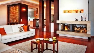 Aranżacje. Gospodarze domu w warszawskim Wilanowie postawili projektantkę przed niełatwym zadaniem: chcieli mieszkać nowocześnie, ale też przytulnie. Dzięki zastosowaniu odpowiednich materiałów, wzorów i kolorów ich wizja stała się rzeczywistością.Drewna w tym domu jest bardzo dużo. Na podłodze położono deski z egzotycznego merbau. Słupy osłaniające schody oraz ścianki wnęki, w której od strony kuchni znajdują się szafki i urządzenia AGD, wykonano z płyty fornirowanej wenge. Ciepły klimat przestronnego wnętrza tworzy też cegła, którą obłożono część ścian. UWAGA ! PONOWNA PUBLIKACJA WYLACZNIE ZA ZGODA WLASCICIELI