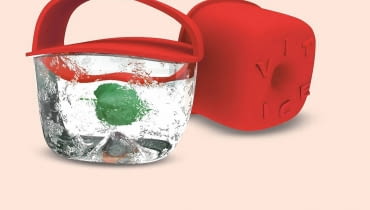 <B>Złagodzisz ból i zmęczenie mięśni, łatwiej się zrelaksujesz po pracowitym dniu. Dostępne w sprzedaży niewielkie i często niedrogie urządzenia do masażu przydają się w domu. Możesz z nich korzystać nawet podczas oglądania ulubionego serialu!</B> <BR >AKCESORIA. Przyrząd do masażu lodem, 75 zł, habys.pl <B>Złagodzisz ból i zmęczenie mięśni, łatwiej się zrelaksujesz po pracowitym dniu. Dostępne w sprzedaży niewielkie i często niedrogie urządzenia do masażu przydają się w domu. Możesz z nich korzystać nawet podczas oglądania ulubionego serialu!</B> <BR >AKCESORIA. Przyrząd do masażu lodem, 75 zł, habys.pl