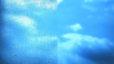 Szyba okienna. Woda spływająca z szyby standardowej (po lewej) i samoczyszczącej (po prawej) Szyba okienna. Woda spływająca z szyby standardowej (po lewej) i samoczyszczącej (po prawej)