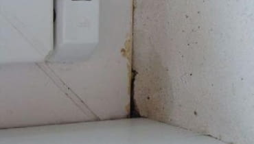 Szczelina w murze nad parapetem wewntrznym - przed zimą koniecznie należy ją zlikwidować Szczelina w murze nad parapetem wewntrznym - przed zimą koniecznie należy ją zlikwidować