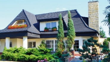 Komin dostawiony do zewnętrznej ściany domu komin,dom jednorodzinny,nowy komin,komin dostawiony do ściany