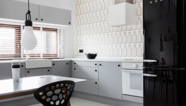 Kuchnia. Szafki z IKEA sąsiadują tu z lodówką SMEG. Proj. KASIA ORWAT home design czarno-białe mieszkanie, czerń i biel w mieszkaniu, nowoczesne mieszkanie, polskie mieszkanie