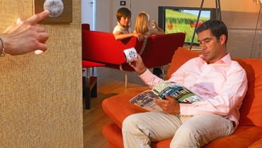 W tradycyjnych instalacjach można stosować włączniki mechaniczne i elektroniczne (sensorowe - także wyposażone w piloty). W inteligentnych systemach używa się nie tylko włączników, sensorów i paneli dotykowych montowanych na ścianach, ale też komunikacji zdalnej - komputerów, tabletów i smartfonów. inteligentna instalacja, osprzęt elektryczny