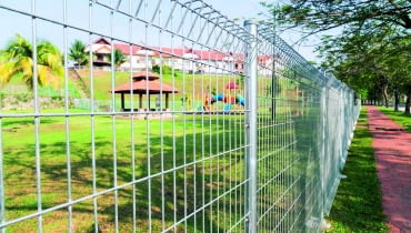 Ażurowe ogrodzenie panelowe wykonane z metalowych przęseł i słupków - proste i popularne. Ażurowe ogrodzenie panelowe wykonane z metalowych przęseł i słupków - proste i popularne.