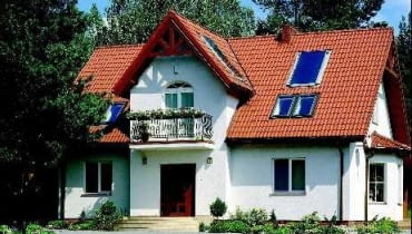 Parterowy budynek z użytkowym poddaszem, tradycyjnie wykończony jasnym tynkiem i dachówką to uniwersalny przepis na dom Parterowy budynek z użytkowym poddaszem, tradycyjnie wykończony jasnym tynkiem i dachówką to uniwersalny przepis na dom