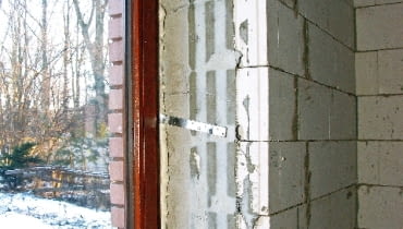 Okno - zwłaszcza ciepłe - powinno być właściwie zamontowane w ścianie fot. Grzegorz Otwinowski tel. 0501 259 288 e-mail: fot2@tlen.pl