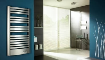 GRZEJNIKI. <B>Kiedy nie działa centralne ogrzewanie, w łazience często czuć nieprzyjemną chłodną wilgoć. Elektryczny grzejnik albo grzałka zainstalowana w zwykłym kaloryferze pozwolą utrzymać w pomieszczeniu odpowiednią temperaturę niezależnie od pogody.</B> <BR >Zamontowanie grzejnika elektrycznego jest znacznie prostsze i szybsze niż poprowadzenie instalacji centralnego ogrzewania. Sami również decydujemy, kiedy chcemy z niego korzystać - wystarczy go po prostu włączyć. Ale takie rozwiązanie ma też, niestety, poważną wadę: codzienne korzystanie z grzejnika elektrycznego wiąże się ze znacznie wyższymi kosztami niż w przypadku c.o. <BR >Warto więc wiedzieć, że w większości nowoczesnych kaloryferów można zamontować grzałkę elektryczną - wtedy pracują także poza sezonem grzewczym. <BR >GRZEJNIKI ELEKTRYCZNE. Quatro EQB, stalowy, termostat bimetaliczny, moc 600 W, wys. 118,5 cm, szer. 59,5 cm, 1623 zł, Enix GRZEJNIKI. <B>Kiedy nie działa centralne ogrzewanie, w łazience często czuć nieprzyjemną chłodną wilgoć. Elektryczny grzejnik albo grzałka zainstalowana w zwykłym kaloryferze pozwolą utrzymać w pomieszczeniu odpowiednią temperaturę niezależnie od pogody.</B> <BR >Zamontowanie grzejnika elektrycznego jest znacznie prostsze i szybsze niż poprowadzenie instalacji centralnego ogrzewania. Sami również decydujemy, kiedy chcemy z niego korzystać - wystarczy go po prostu włączyć. Ale takie rozwiązanie ma też, niestety, poważną wadę: codzienne korzystanie z grzejnika elektrycznego wiąże się ze znacznie wyższymi kosztami niż w przypadku c.o. <BR >Warto więc wiedzieć, że w większości nowoczesnych kaloryferów można zamontować grzałkę elektryczną - wtedy pracują także poza sezonem grzewczym. <BR >GRZEJNIKI ELEKTRYCZNE. Quatro EQB, stalowy, termostat bimetaliczny, moc 600 W, wys. 118,5 cm, szer. 59,5 cm, 1623 zł, Enix