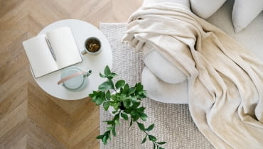 Drewniana podłoga w salonie Panele czy parkiet? Co wybrać?