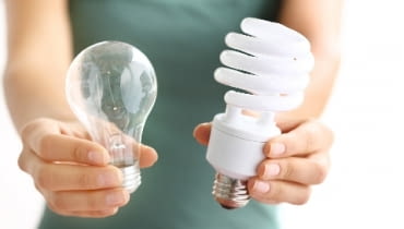 Klasyczna żarówka (po lewej), nowoczesna świetlówka kompaktowa (po prawej) żarówki, świetlówki, diody LED