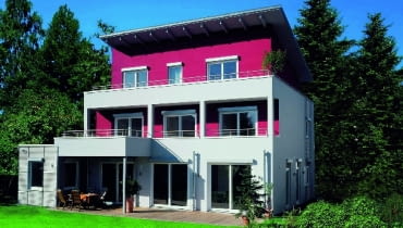 Elewacja domu w części z tynkiem w ciemnym kolorze Elewacja domu w części z tynkiem w ciemnym kolorze