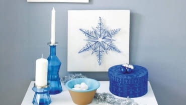 <B>Przygotowane przez naszą stylistkę ozdoby świąteczne nawiązują do tradycyjnych dekoracji. Mają jednak zdecydowanie bardziej współczesną formę, dlatego lepiej pasują do nowoczesnych wnętrz.</B> <BR /><B>Gwiazdki.</B> Na papierze-szablonie rozrysowujemy wzory gwiazdek (można je znaleźć w&#8200;internecie pod hasłem: haft matematyczny). Do pomalowanych na biało kawałków deski lub sklejki przykładamy szablon. Miejsca styku linii oraz krawędzie wzorów nakłuwamy szpilką. Zdejmujemy szablon, w powstałe dziurki mocno wbijamy szpilki, a między nimi przeciągamy włóczkę albo kordonek (np. w dwóch kolorach), tworząc gwiazdki.