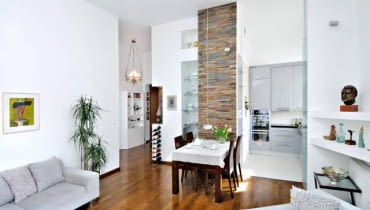 NA ZIELONYM POWIŚLU. Kącik jadalny usytuowano przy dekoracyjnie wykończonej ściance z płyty gipsowo-kartonowej. Jej wysuniętą część wyłożono kamieniem, obok zrobiono wnękową witrynkę, w której pani domu eksponuje porcelanę Rosenthala (wzory zarówno najnowsze, jak i pochodzące sprzed drugiej wojny). Wnęka zrobiona od strony przedpokoju to znakomite miejsce na starą lampę naftową; od strony kuchni w ścianę wbudowano lodówkę i szafki. NA ZIELONYM POWIŚLU. Kącik jadalny usytuowano przy dekoracyjnie wykończonej ściance z płyty gipsowo-kartonowej. Jej wysuniętą część wyłożono kamieniem, obok zrobiono wnękową witrynkę, w której pani domu eksponuje porcelanę Rosenthala (wzory zarówno najnowsze, jak i pochodzące sprzed drugiej wojny). Wnęka zrobiona od strony przedpokoju to znakomite miejsce na starą lampę naftową; od strony kuchni w ścianę wbudowano lodówkę i szafki.