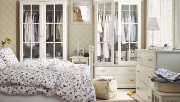 Duża sypialnia, która nie służy tylko do spania. Pełno w niej ładnych, starannie dobranych przedmiotów tworzących przyjazny klimat sypialnia, łóżko