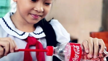 Kampania "2nd Lives"; Ogilvy & Mather China. Coca-Cola, recykling, co zrobić z butelki, plastikowa butelka po Coli, coca-cola