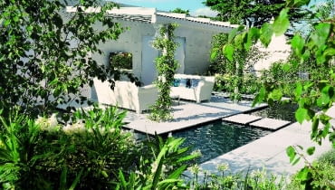 Na nadmiar słońca podczas wiosenno-letnich miesięcy cierpią przede wszystkim posiadacze tarasów usytuowanych od południa. DOM , TARAS , OGROD , ZBIORNIK WODNY FOT. LILIANNA SOKOLOWSKA PUBLIKACJA OGRODY NR 1 (141) - 1 2011