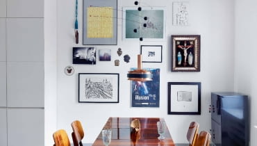 Na równych prawach. Na ścianie, pośród grafik młodych artystów, wiszą dwa dzieła słynnego Edwarda Dwurnika, ludowy obraz oprawiony w lustrzaną ramę i kilka dewocjonaliów. Wszystkie elementy, choć zróżnicowane stylistycznie, tworzą razem harmonijną kompozycję.