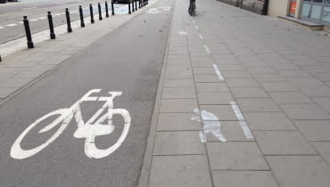 Ścieżka dla użytkowników smartfonów przy ul. Nowowiejskiej w Warszawie.