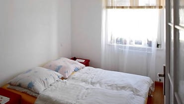 PRZED ZMIANĄ. Tylko łóżko i dwa stoliki nocne, bez jakichkolwiek dekoracji - pusto i mało przytulnie. No cóż, w tak małym pomieszczeniu nie zmieści się dużo mebli. Ale dlaczego rezygnować także z ozdób tworzących miły, sprzyjający wypoczynkowi nastrój? PRZED METAMORFOZA