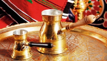 Tygielek z mosiądzu, z ocynkowanym środkiem, w całym świecie arabskim służy do parzenia kawy. 19.03.2012 WARSZAWA SESJA STYLE STYL EGIPSKI NA ZDJECIU WNETRZE , SALON STYLIZACJA ANETA KOSIBA DLA CZASOPISMA CZTERY KATY FOT. ARKADIUSZ SCICHOCKI / AGENCJA GAZETA