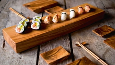 Sushi na jesionie Jesionowa geta, tradycyjna deska do podawania sushi. Wykonana rzemieślniczo z materiału pozyskiwanego lokalnie. Prosta i starannie zrobiona z drewna o ciekawych słojach i barwie. Zaimpregnowana olejem z orzecha włoskiego. Wymiary: 51 x 14 x 5 cm, 99 zł, I Love Nature, ilovenature.pl