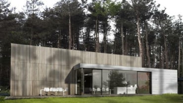 Dom jest otwarty na przestrzeń od strony południowej. Z jadalni i salonu można wyjść bezpośrednio na duży drewniany taras projekt domu