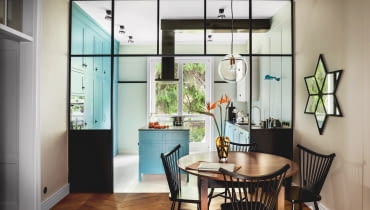Mała jadalnia, tuż przy kuchni. Tu rodzina najczęściej jada śniadania. Szafki kuchenne pomalowane odcieniem błękitu Stone Blue z palety marki Farrow & Ball. Mała jadalnia, tuż przy kuchni. Tu rodzina najczęściej jada śniadania. Szafki kuchenne pomalowane odcieniem błękitu Stone Blue z palety marki Farrow & Ball.