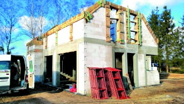 Przestrzeń poddasza często zamykają z boków trójkątne lub trapezowe ściany murowane, będące przedłużeniem krótszych ścian parteru, zwane szczytami lub ścianami szczytowymi Ściany szczytowe