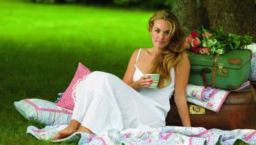 <B>Zorganizowanie pikniku czy śniadania na trawie jest proste. Aby jednak posiłek był elegancki, warto zadbać o jego wyjątkową oprawę.</B> Poszewki z motywem kwiatowym, cena: 139 zł <BR/>Narzuta patchworkowa, cena: 498 zł bellemaison.pl