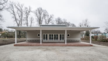 Siedziba Dolnośląskiej Okręgowej Izby Architektów RP we Wrocławiu. Mieście się w zrewitalizowanym przedszkolu na osiedlu WUWA.