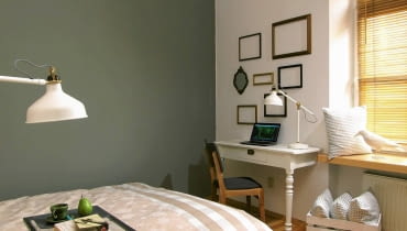 PO ZMIANIE. Łóżko, które zajmowało niemal cały pokój, zastąpiono mniejszą wersalką (wcześniej stała w pokoju dziennym) i dosunięto ją do ściany. Dzięki temu pani domu zyskała nie tylko dostęp do szafy, ale także swobodę poruszania się po pokoju. Przy okazji udało się wygospodarować miejsce na stolik pełniący dwie funkcje: minibiurka i toaletki. Meble te zostały kupione w Internecie. sypialnia, metamorfoza