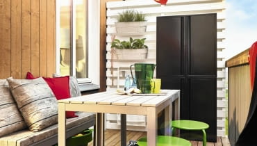 Mały balkon to wyzwanie. Powinniśmy tak wybrać meble by można było pod nimi coś schować. Pod stół można wsunąć niższe taborety, a pod ławę niepotrzebne donice wypełnione drobiazgami. maly balkon