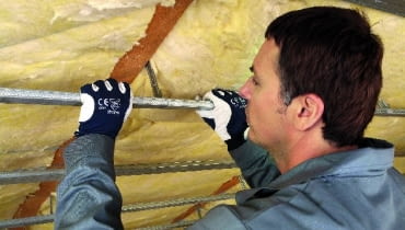 Na poddaszu do ocieplania przestrzeni między krokwiami najlepsze będą maty albo półtwarde płyty wełna mineralna