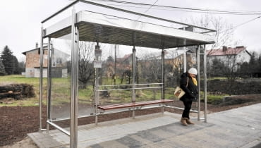 Nowe wiaty w Rzeszowie 26.11.2014 Rzeszow , ul Kardynala Karola Wojtyly . Nowa wiata przystankowa MPK . Fot. Patryk Ogorzalek / Agencja Gazeta SLOWA KLUCZOWE: autobus mpk przystanek wiata