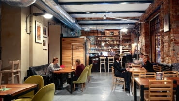 Klubokawiarnia, która łączy zalety loftu z tradycjami zabytkowej kamienicy.