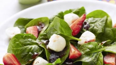 Sałatka z młodego szpinaku z truskawkami 27.02.2009