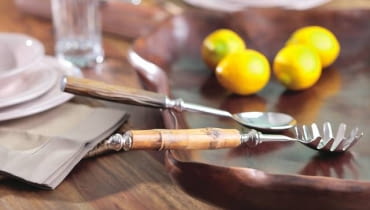 Uwagę zwracają przedmioty z nietypowych materiałów, np. sztućce z trzonkami bambusowymi albo z bawolich kości. Uwagę zwracają przedmioty z nietypowych materiałów, np. sztućce z trzonkami bambusowymi albo z bawolich kości.